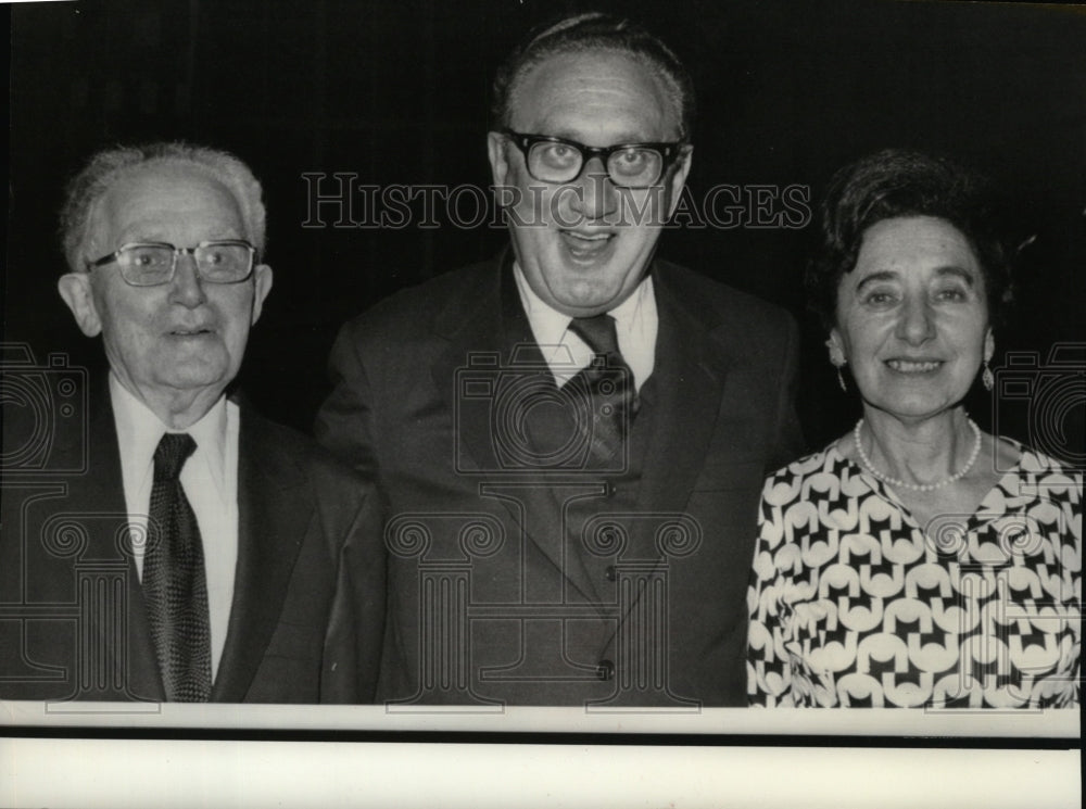 1973 Press Photo Presidential adviser Henry Kissinger poses with his parents - Historic Images