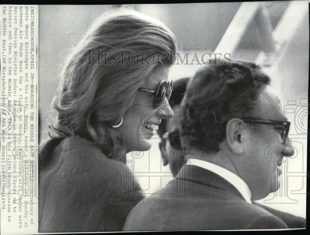 1974 Press Photo Henry Kissinger and his wife, Nancy, boarding a military jet - Historic Images