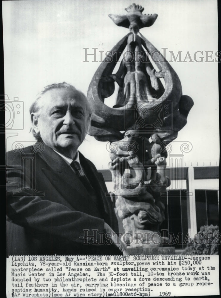 1969 Press Photo Jacques Lipchitz posing with his sculpture &quot;Peace on Earth&quot; - Historic Images