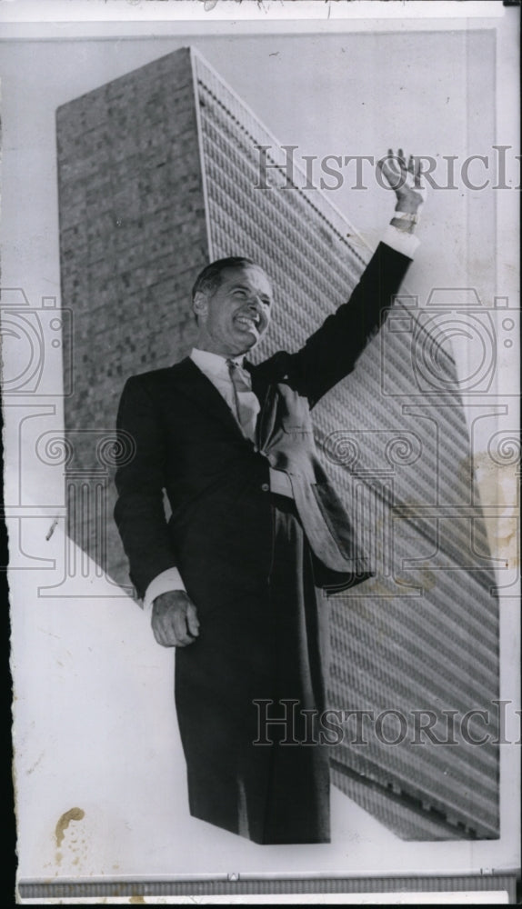 1960 Press Photo Henry Cabot Lodge, Jr., waves to the crowds - spw07092-Historic Images