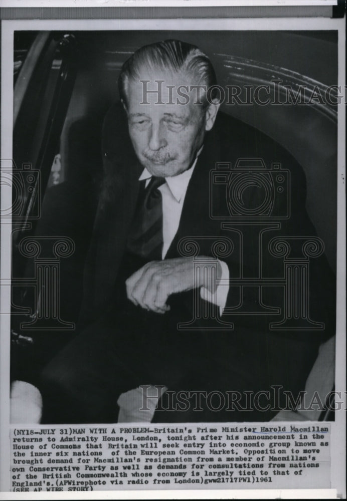 1961 Press Photo Britain&#39;s Prime Minister Harold Macmillan getting out of a car - Historic Images