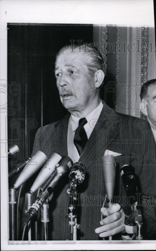 1960 Press Photo Harold Macmillan talking to newsmen during a conference - Historic Images