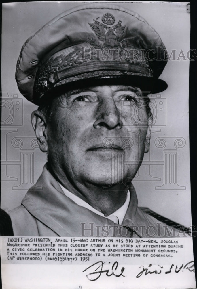 1951 Press Photo Gen. Douglas MacArthur at the Washington Monument Grounds - Historic Images