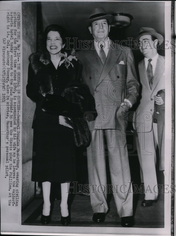 1951 Press Photo Gen. D. MacArthur leaving Waldorf-Astoria hotel with his wife - Historic Images