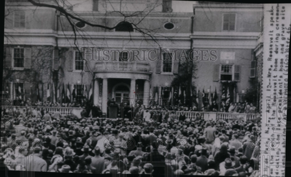 1946 Press Photo Mrs. Roosevelt speaking at memorial for President F.D.R. - Historic Images