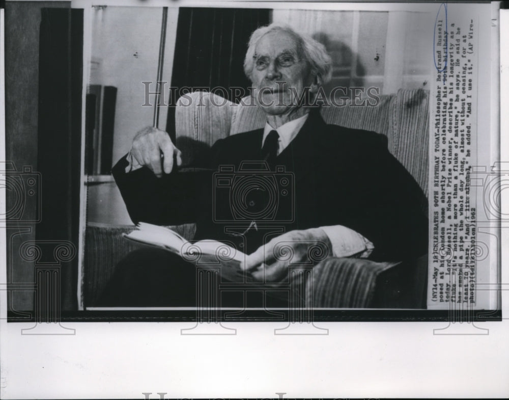 1962 Press Photo Philosopher Bertrand Russell posed at his London Home. - Historic Images