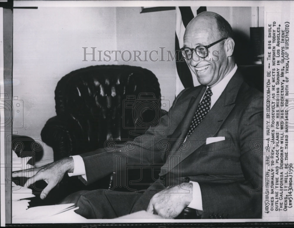 1956 Press Photo California Democrat James Roosevelt talking with newsmen. - Historic Images