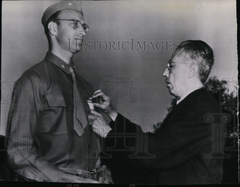 1942 Press Photo Ismael Aviles pins medal on Lt. Col. Roosevelt, President&#39;s son - Historic Images