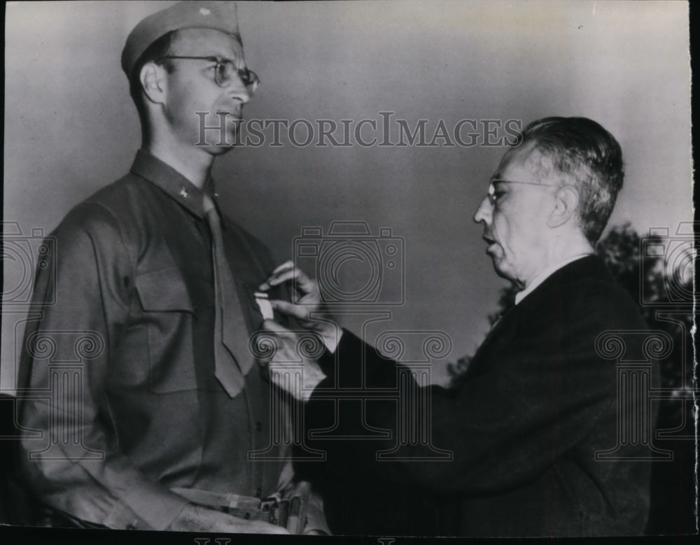 1942 Press Photo Ismael Aviles pins medal on Lt. Col. Roosevelt, President's son - Historic Images