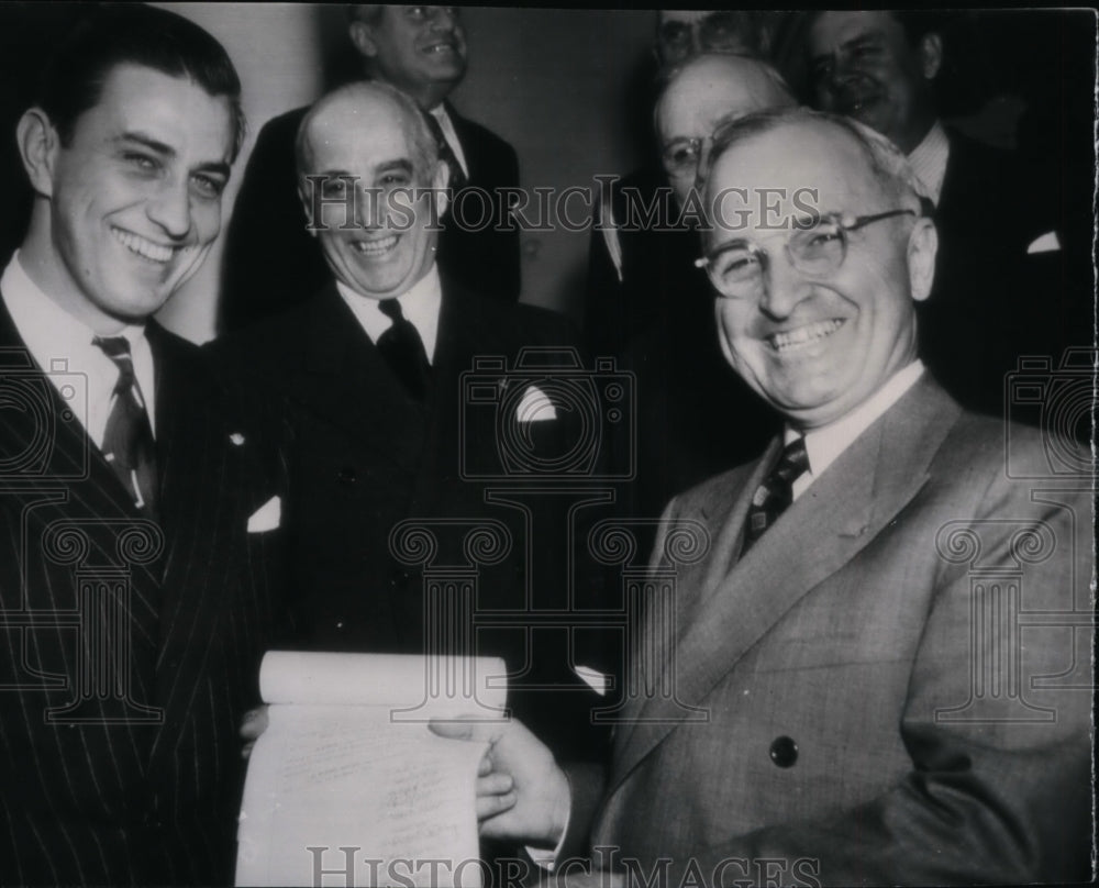 1945 Press Photo Franklin D. Roosevelt, Jr and President Truman at meeting-Historic Images