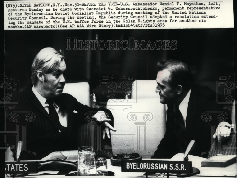 1975 Press Photo Daniel P. Moynihan chats with Guerodot G. Tchernouchtchenko-Historic Images