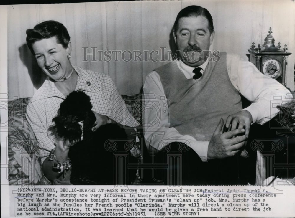 1951 Press Photo Federal Judge Thomas Murphy and Mrs. Murphy in their apartment - Historic Images