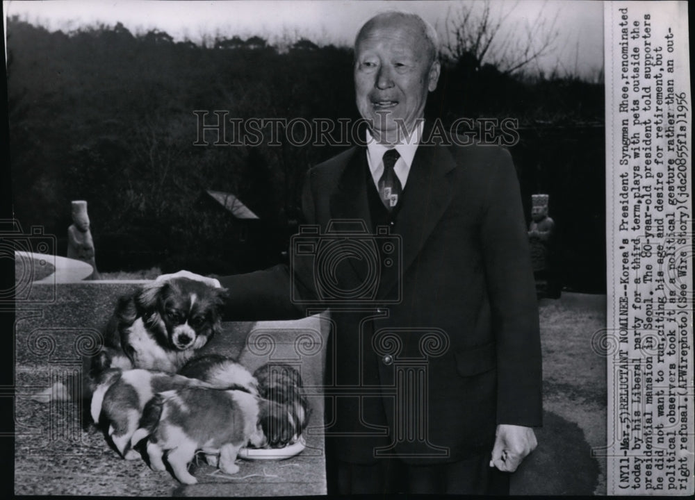 1956 Press Photo Korean President Syngman Rhee playing with his dogs at his home - Historic Images