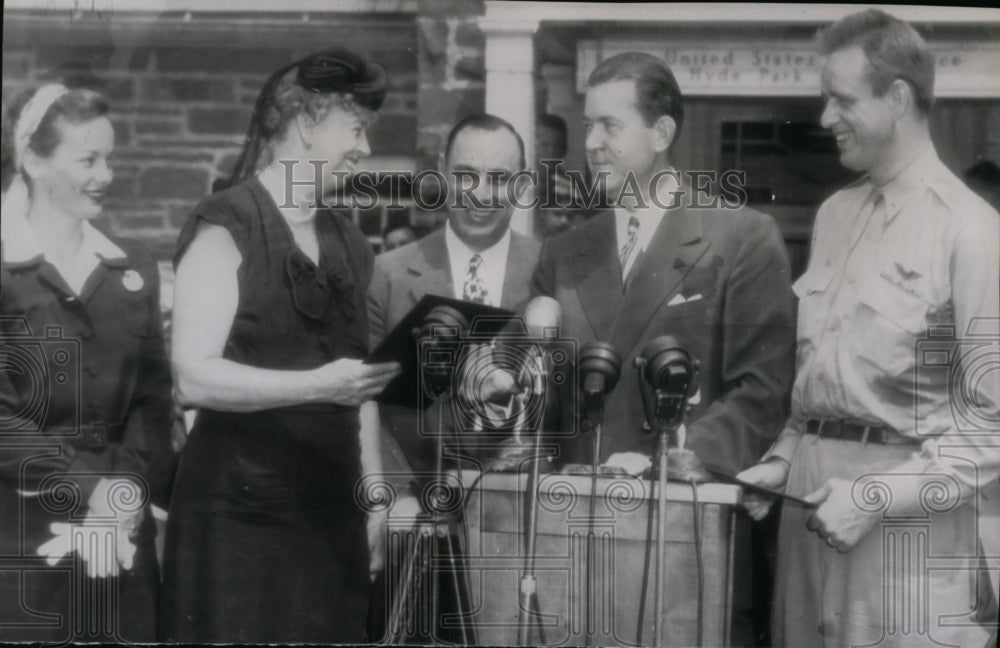 1945 Press Photo Mrs. Eleanor Roosevelt receives Roosevelt Memorial stamps - Historic Images