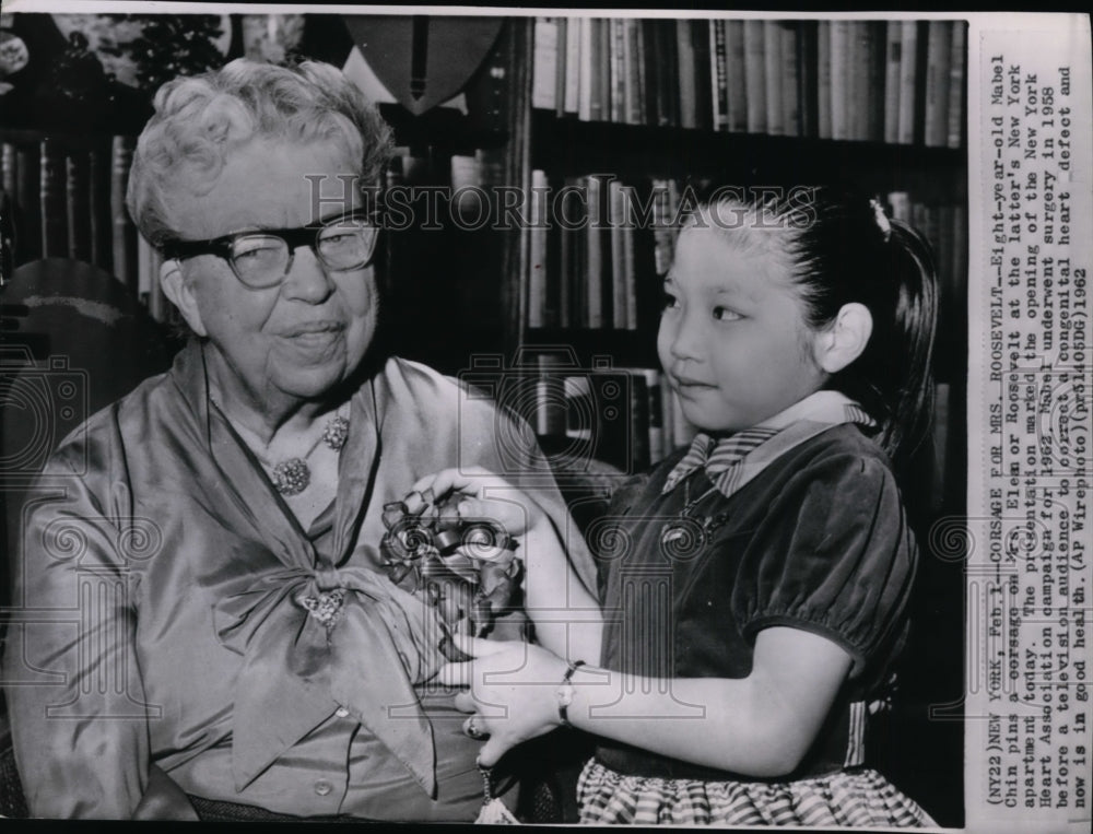 1962 Press Photo Mabel Chin pins corsage on Mrs. Eleanor Roosevelt in New York-Historic Images