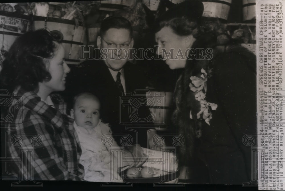 1940 Mrs. Franklin D. Roosevelt spreads Christmas cheer to volunteer - Historic Images