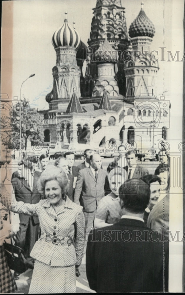 1972 Mrs. Pat Nixon in Moscow, Russia&#39;s Red Square - Historic Images