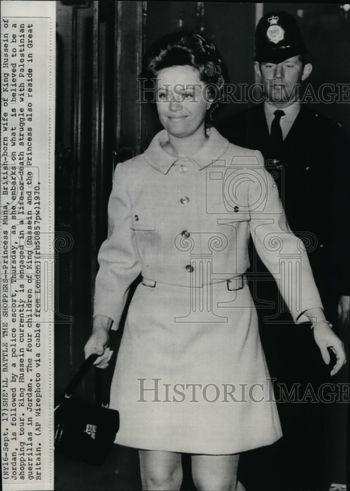 1970 Press Photo Princess Muna followed by a police escort during shopping tour-Historic Images