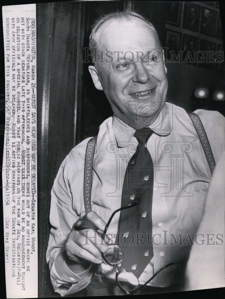 1954 Press Photo Senator Karl Mundt wearing shirtsleeves and suspenders - Historic Images