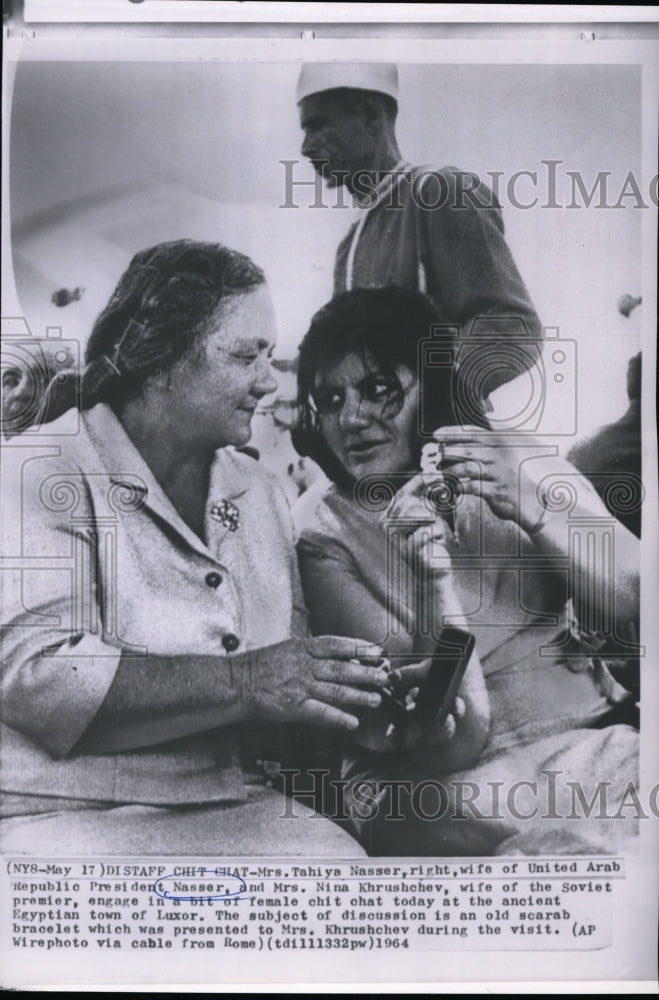 1964 Mrs. Tahiya Nasser &amp; Mrs. Nina Khrushchev chat in Luxor - Historic Images