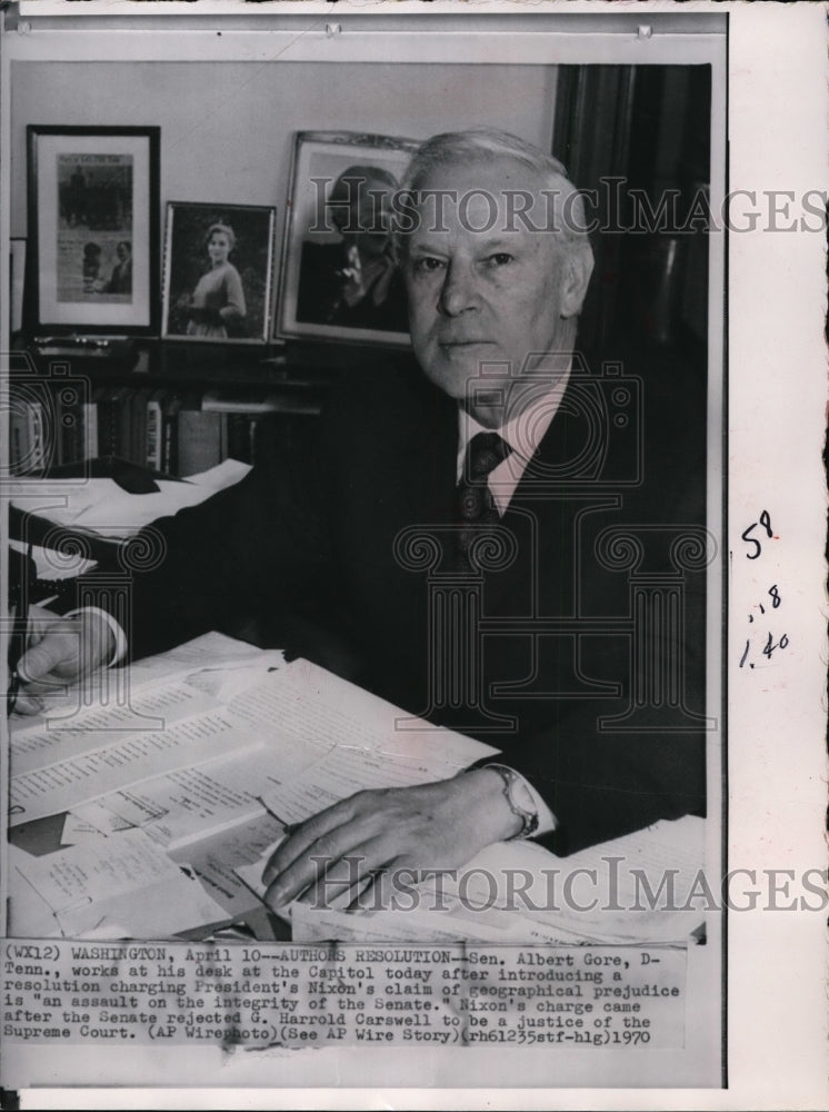 1970 Press Photo Albert Gore D-Tenn, working at his desk at the Capitol - Historic Images