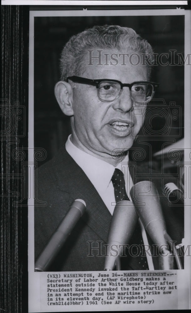 1961 Press Photo Secretary of Labor Arthur Goldberg talks outside White House - Historic Images