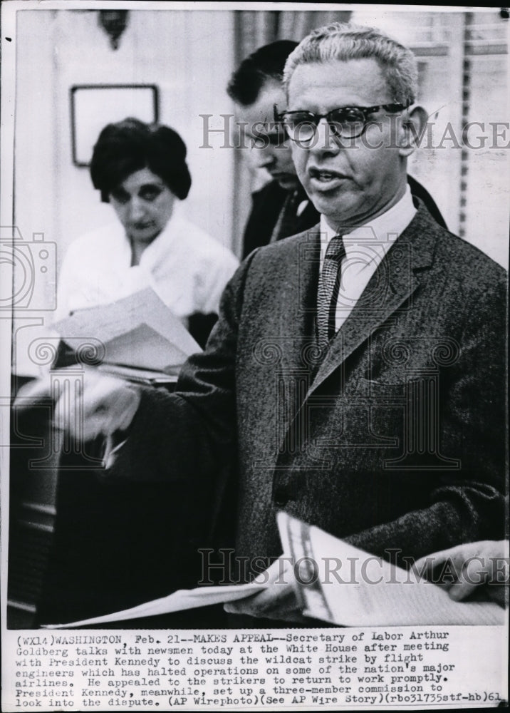 1961 Press Photo Secretary of Labor Arthur Goldberg with newsmen at White House-Historic Images