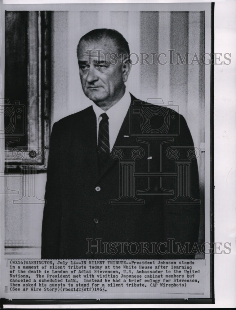 1965 Press Photo President Johnson in silent tribute at the White House - Historic Images