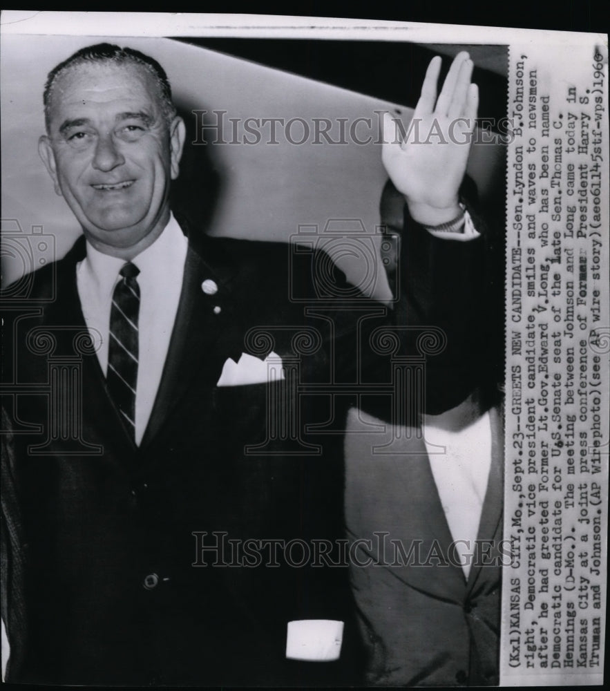 1960 Press Photo Sen Lyndon Johnson of waving to newsman in Kansas City - Historic Images