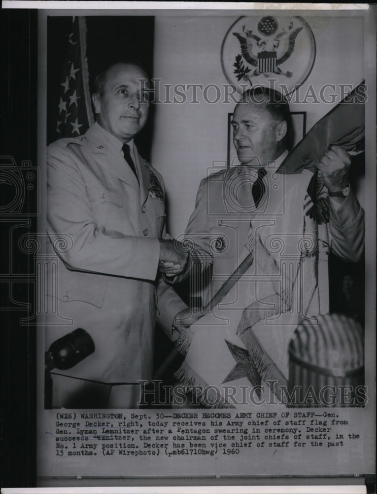 1960 Press Photo George Decker receives his Army Chief flag from Lyman Lemnitzer - Historic Images