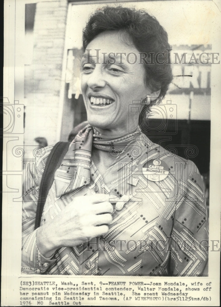 1976 Press Photo Joan Mondale showing off her peanut pin in Seattle - Historic Images