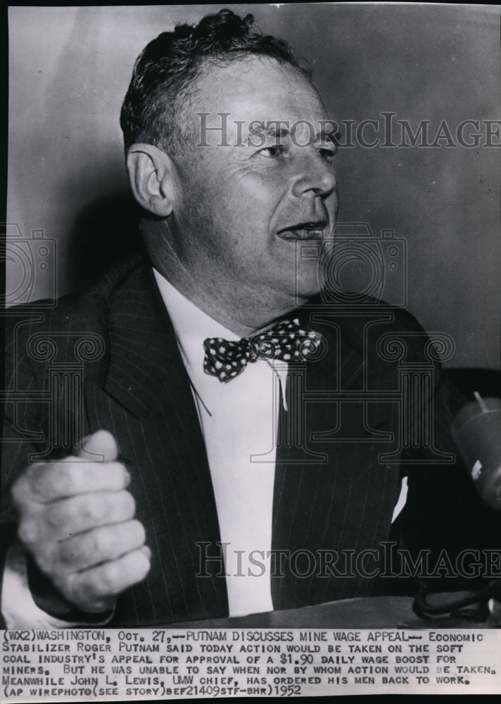 1952 Press Photo Roger Putnam discussing mine wage appeal in Washington - Historic Images