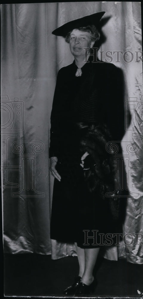 1940 Press Photo Mrs. Franklin D. Roosevelt wearing a black velvet dinner gown - Historic Images
