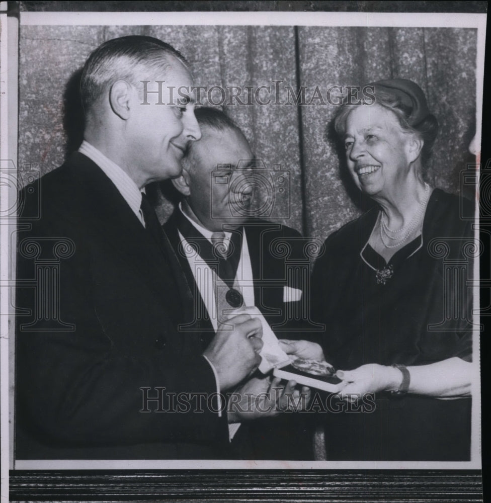 1956 Press Photo Eleanor Roosevelt accepting an award - Historic Images