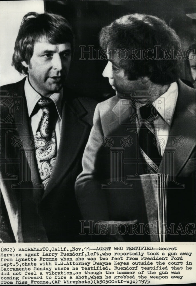 1975 Press Photo Secret Service Larry Buendorf with US Attorney Dwayne Keyes - Historic Images