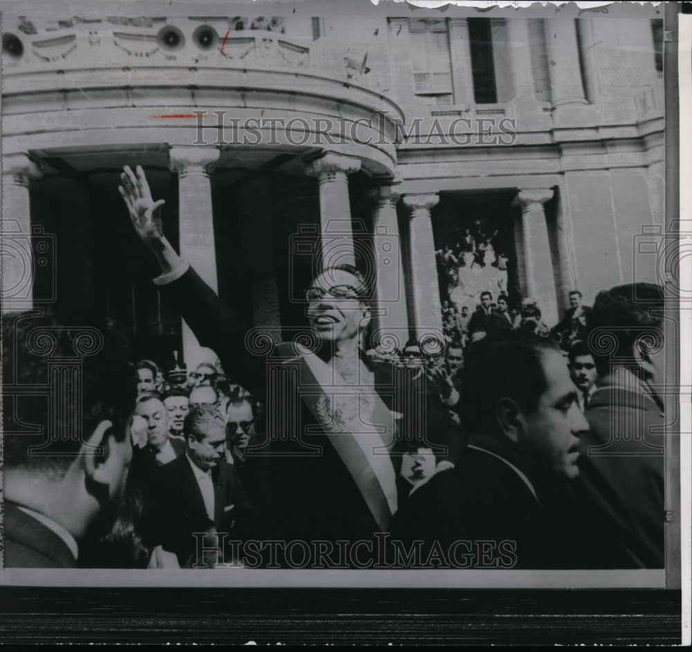 1964 Press Photo President Gustavo Diaz Ordaz smiles for crowd in Mexico City - Historic Images