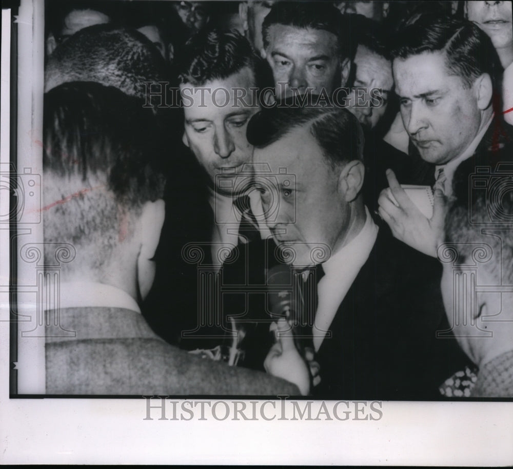 1958 Press Photo UAW President Walter Reuther talking with reporters in Detroit - Historic Images