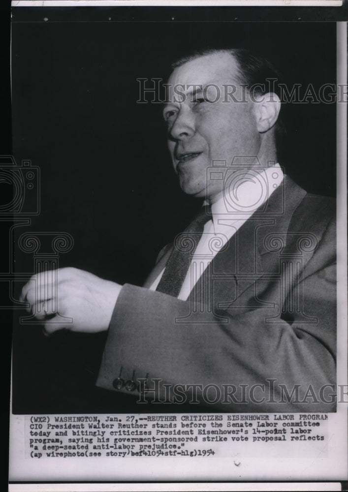 1954 Press Photo Walter Reuther stands before the Senate Labor committee - Historic Images