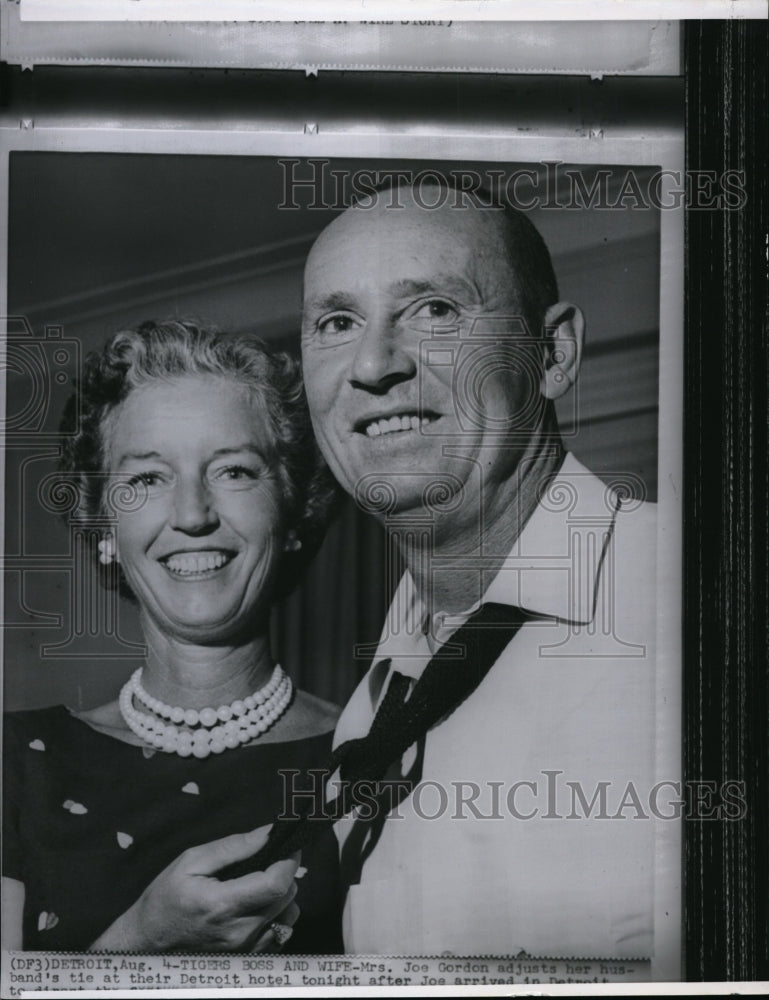 1960 Press Photo Mr &amp; Mrs. Joe Gordon at a Detroit hotel after arrival - Historic Images