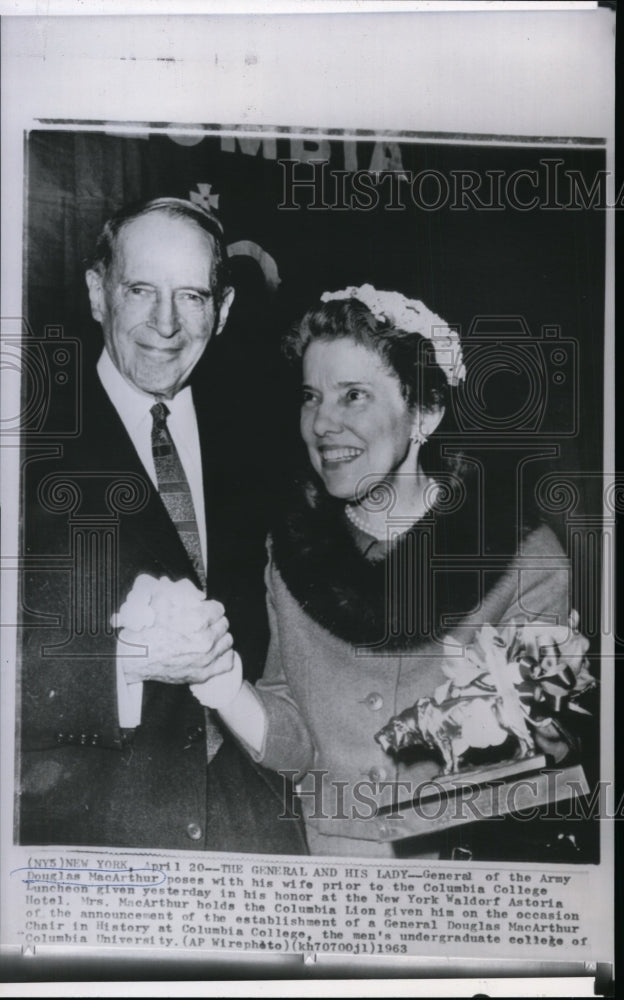 1963 Press Photo General of the Army Douglas MacArthur &amp; wife at Luncheon. - Historic Images