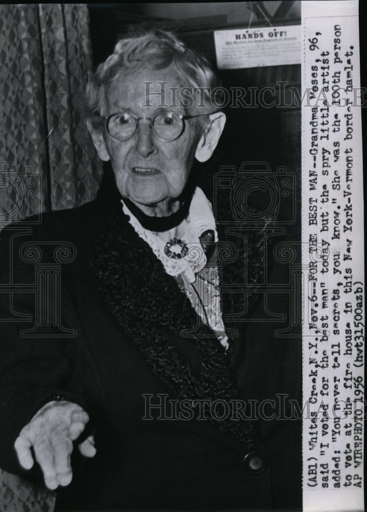 1956 Press Photo Grandma Moses after voting at the firehouse, Whites Creek, N.Y. - Historic Images