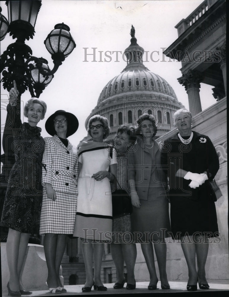 1967 Press Photo Mrs. Magnuson with Mrs Shoedel, Robinson, Swofford at Capitol - Historic Images