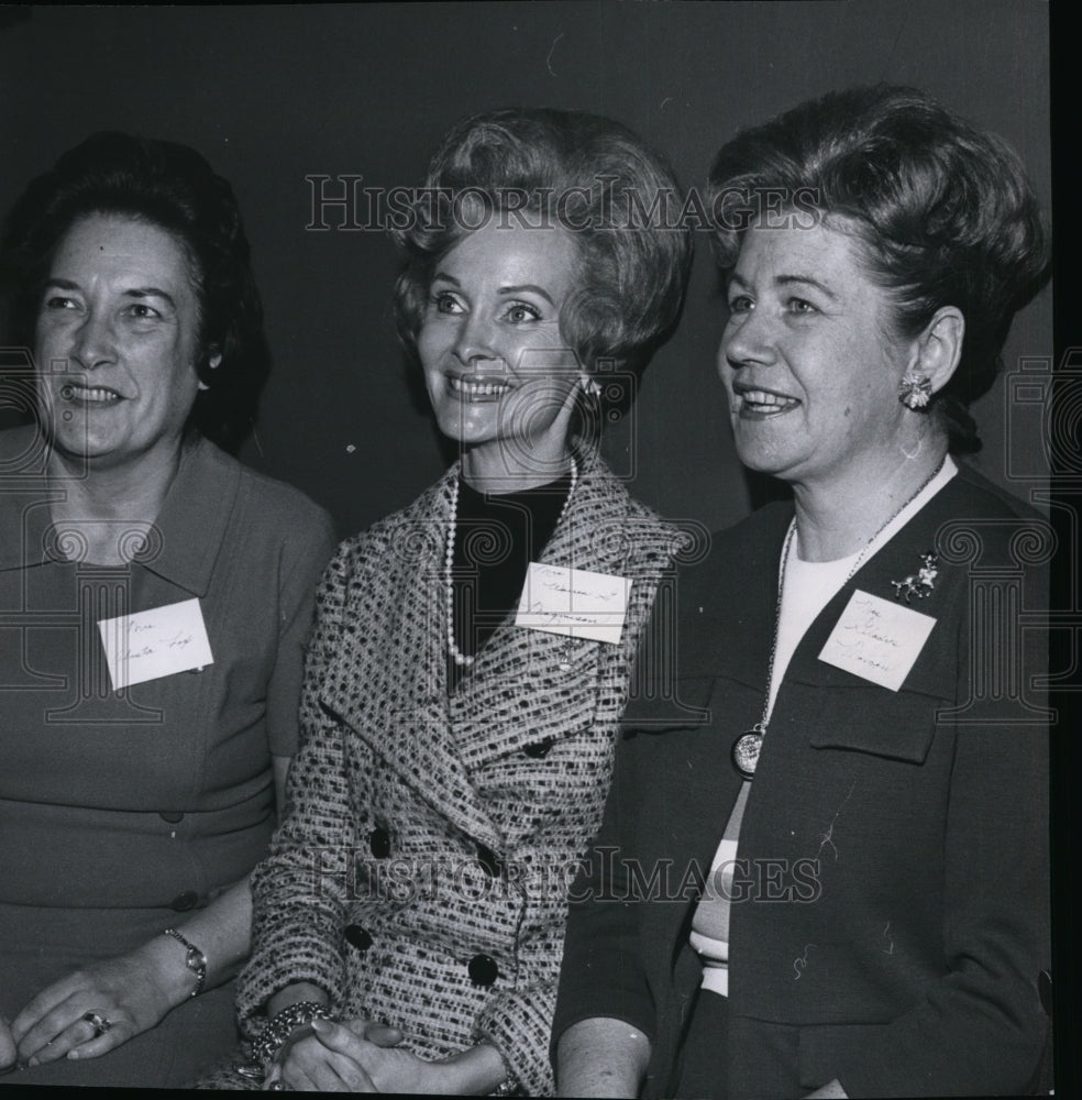 1967 Press Photo Mrs. Warren Magnuson with Mrs. Raymond Fox and Georgia Roffler - Historic Images