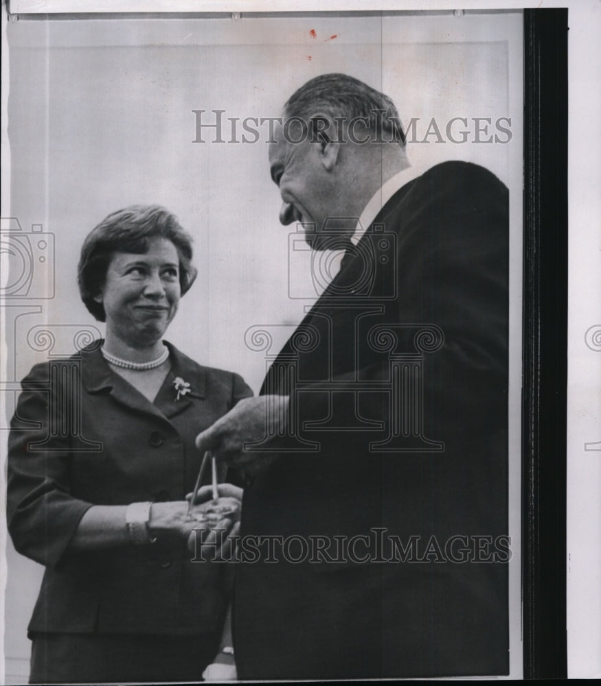 1965 President Johnson shakes hands with Irene Parsons on new job - Historic Images