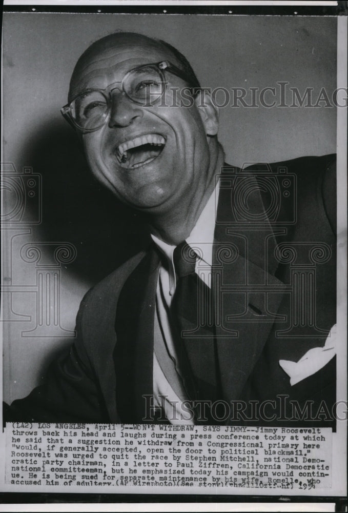 1954 Press Photo James Roosevelt laughs at press conference on quitting the race - Historic Images