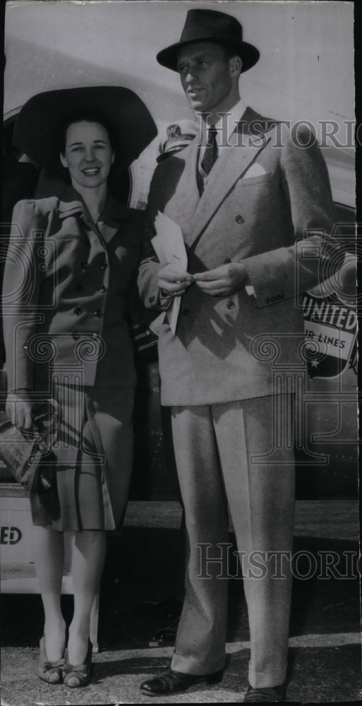 1941 Press Photo Captain James Roosevelt posing with his wife, Romelle Schneider - Historic Images