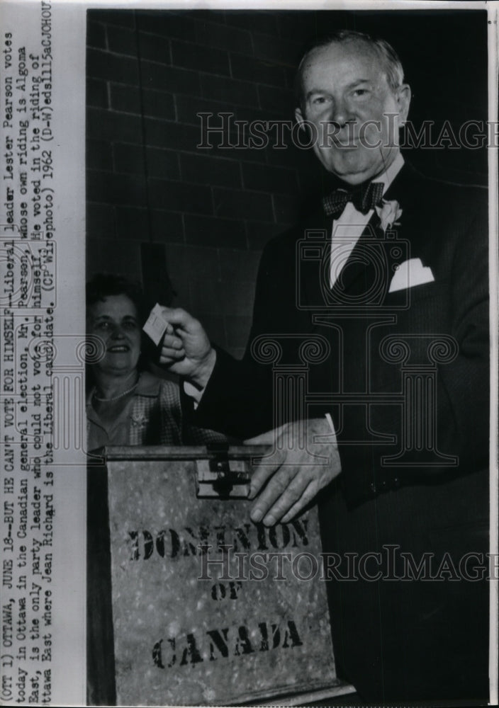 1962 Press Photo Liberal leader Lester Pearson casting his vote in Ottawa - Historic Images