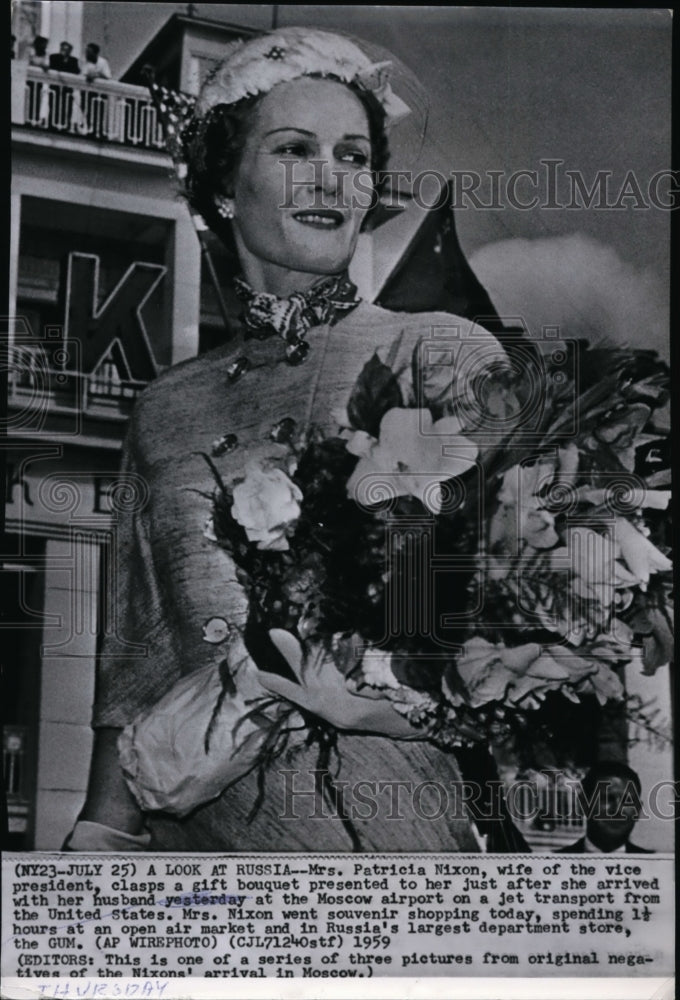 1959 Press Photo Mrs. Patricia Nixon holding a bouquet at Moscow airport - Historic Images