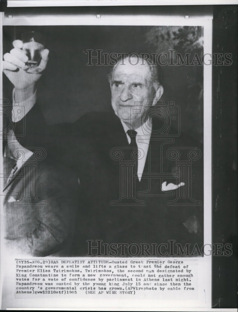 1965 Press Photo Ousted Greek Premier George Papandreou lifts a glass to toast - Historic Images