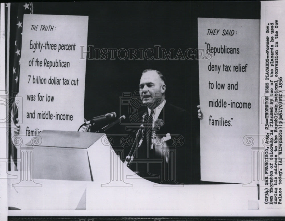 1956 Press Photo Former Governor Dan Thornton using placards during his address - Historic Images